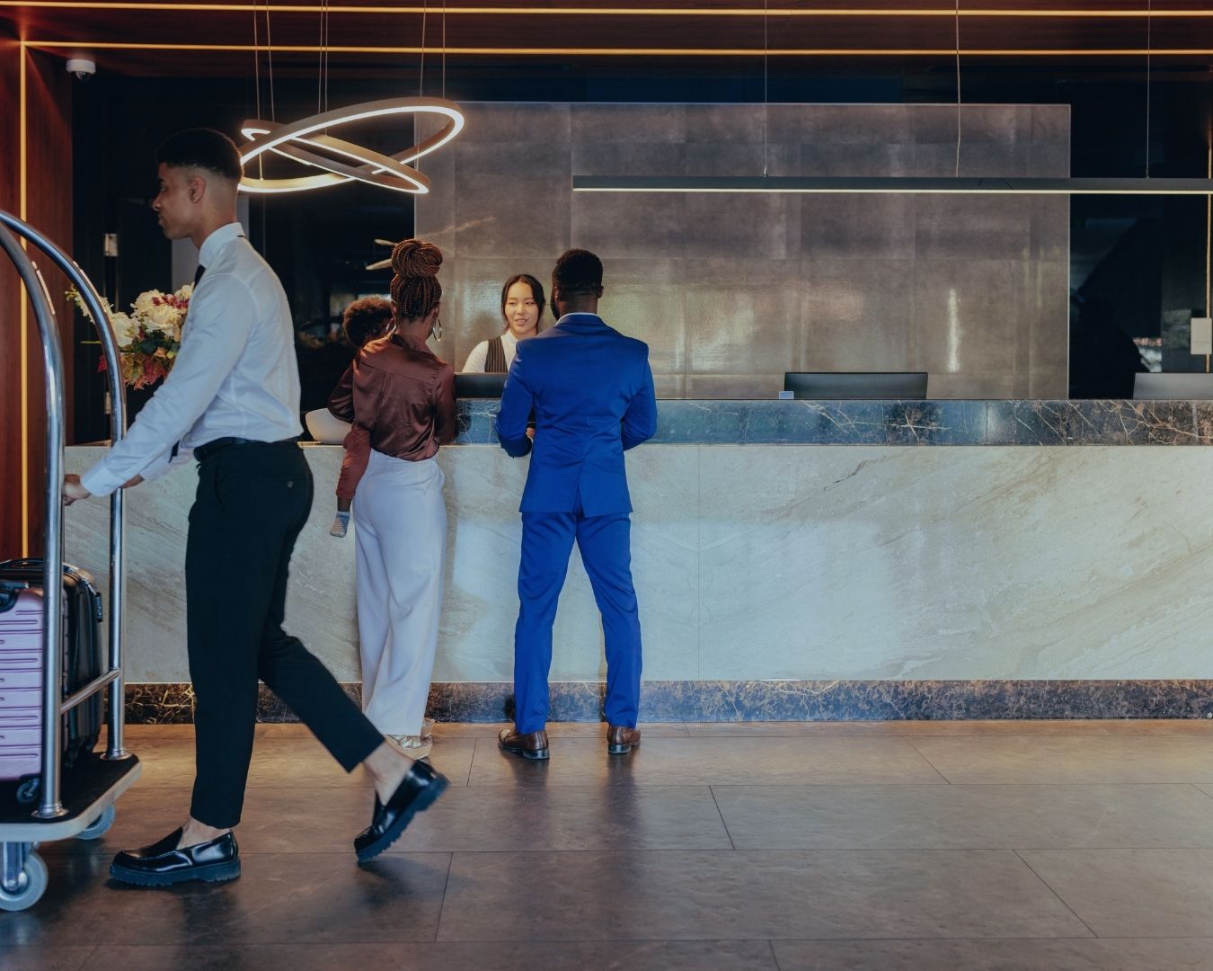 Lobby de hotel moderno e higienizado