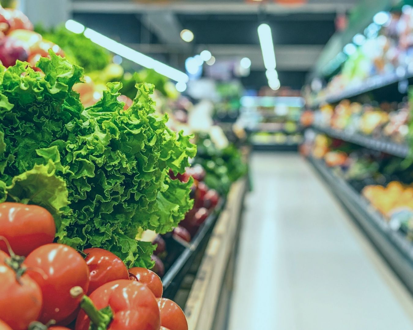 Aisle de supermercado limpo e organizado